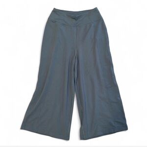 Lululemon women’s wide legged pants size 6 like new.